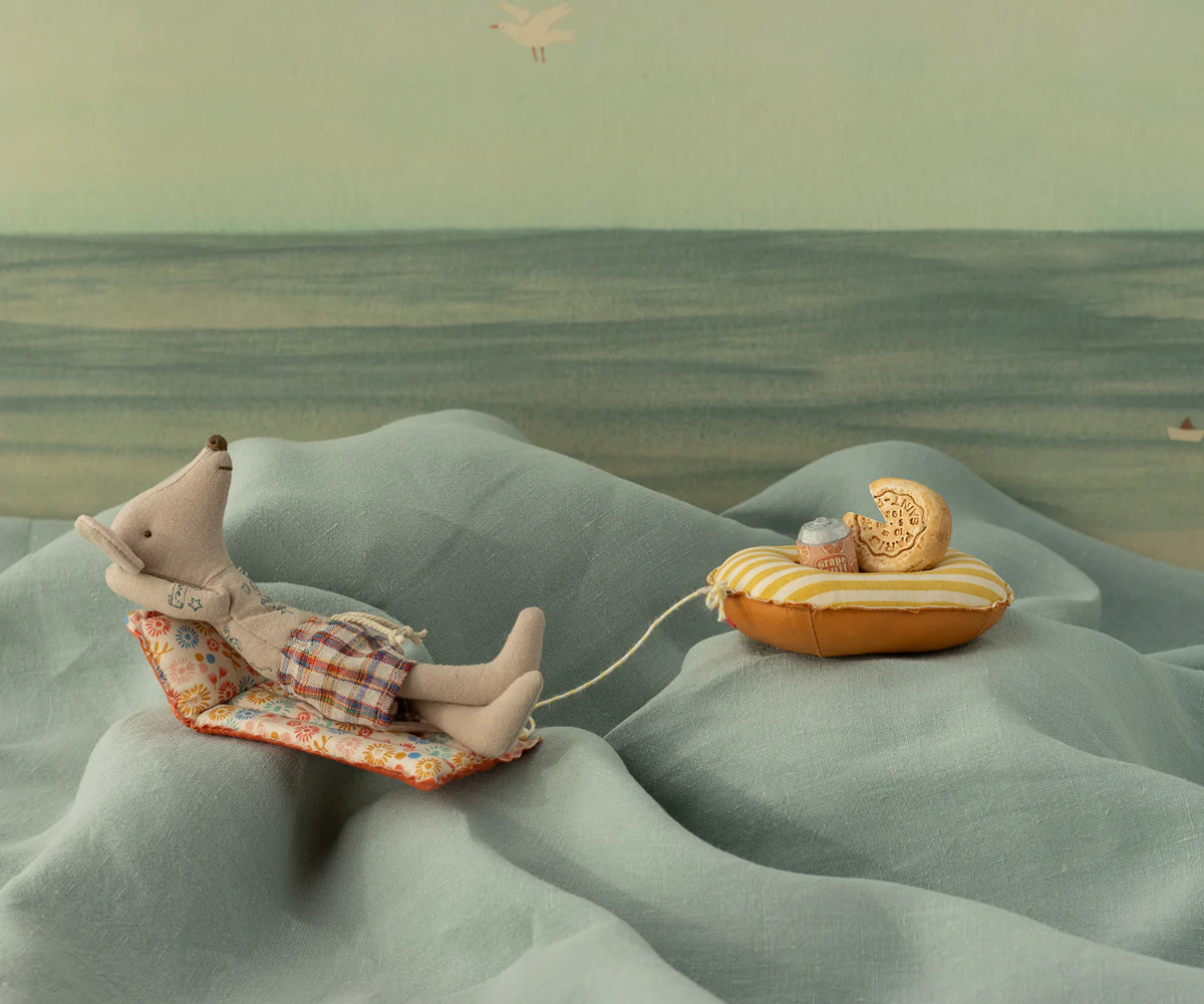 Beach mouse with air mattress, Dad - Flower